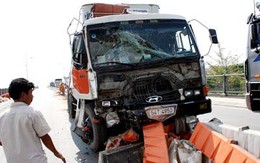 Xe chở xăng lao xuống sông, 2 người thiệt mạng