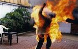 Tưới xăng đốt vợ vì quên mua đồ nhậu để đãi bạn