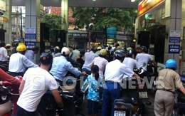 Ô tô, xe máy ồ ạt đổ ra trạm xăng trước giờ tăng giá