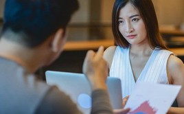 Được sếp gọi vào phòng riêng để nhận thưởng, tôi run run mở phong bì, nhưng bên trong không phải tiền