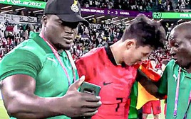 Các thành viên Ghana gây phẫn nộ vì 'ép' Son Heung Min chụp ảnh 'tự sướng'