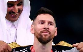 Ý nghĩa của chiếc áo choàng Messi mặc khi nhận cúp