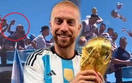 Tuyển thủ Argentina 'tấu hài' khi diễu hành mừng chức vô địch