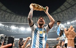 Câu chuyện đằng sau bức ảnh nâng cúp phá kỷ lục của Messi