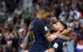 Cái ôm tình cảm của Mbappe và sự thừa nhận mà Giroud xứng đáng có