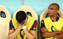 50 sắc thái của Ronaldo khi ngồi dự bị: Buồn bã, chua chát, giận dữ và cả cô đơn, sau đó bỏ về sớm