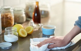 Vì sao giấm và bột baking soda rất hiệu quả trong việc tẩy rửa?