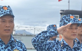 Xúc động, tự hào hình ảnh thủy thủ tàu ngầm Việt Nam đầu xuân Quý Mão