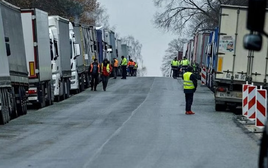 Tài xế và nông dân Ba Lan vây kín cửa khẩu với Ukraine