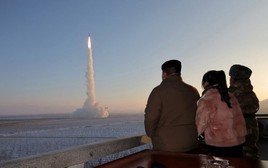 Triều Tiên thử tên lửa mạnh nhất Hwasong-18: Kho vũ khí ngày càng 'khủng' của Bình Nhưỡng có gì?