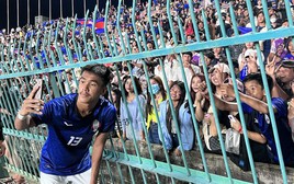 Người hâm mộ Campuchia yêu bóng đá thắng... lẫn thua