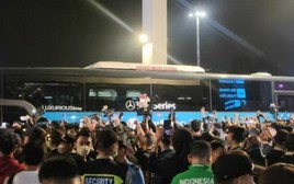 Cổ động viên đổ ra đường ăn mừng vô địch SEA Games, vây kín xe chở U22 Indonesia