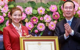 Nguyễn Thị Oanh nhận Huân chương lao động hạng Nhì