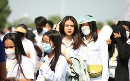 Kẹt xe hàng km, người Campuchia vẫn đội nắng đi xem khai mạc SEA Games 32