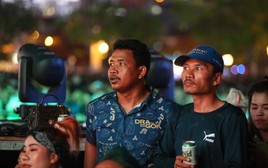 Tài xế chê khách, chủ quán nghỉ bán hàng cổ vũ SEA Games 32