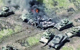 Trực thăng Nga phóng tên lửa bắn cháy đoàn xe bọc thép của Ukraine