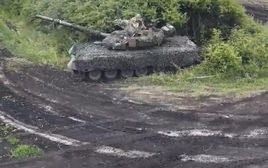 Xe tăng T-80BV Nga phá hủy cứ điểm quân Ukraine