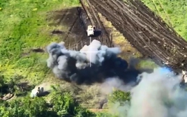 Hàng loạt xe thiết giáp Ukraine phát nổ khi cố vượt qua bãi mìn của Nga