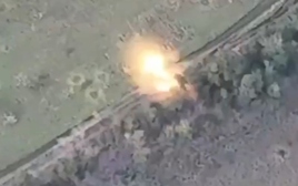 Khoảnh khắc UAV tự sát của Nga lao vào nóc xe tăng đối phương