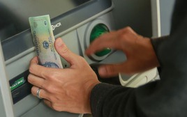 Cách rút hết tiền trong thẻ ATM, không bị 'ngậm' tiền trong tài khoản