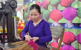 Có gì ở làng sản xuất hương trầm trăm tuổi hút khách du lịch bậc nhất Cố đô Huế?