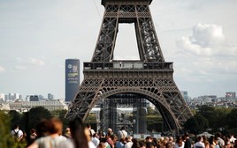 Tháp Eiffel bất ngờ bốc cháy