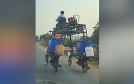 Kỳ lạ chiếc xe 'trơ xương' xuất hiện trên đường phố Campuchia