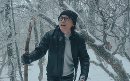 Mars Anh Tú sang Trung Quốc săn tuyết để quay MV mới, suýt bị bỏng lạnh