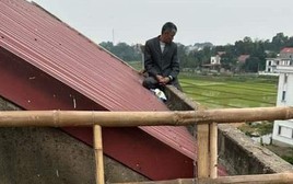 Bắc Giang: Chồng dùng dao tấn công vợ và mẹ vợ rồi cố thủ trên nóc nhà