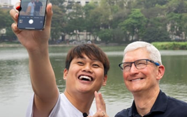 Cộng đồng mạng 'soi' chi tiết đắt giá: KOL dùng camera sau selfie với CEO Apple