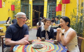 CEO Apple Tim Cook đến Việt Nam uống cà phê trứng, đi dạo bên bờ hồ Hoàn Kiếm