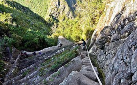 Tại sao 'bậc thang tử thần' ở Huayna Picchu của Peru lại dốc đến vậy?