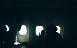 Vì sao máy bay phải tắt đèn trong cabin khi cất cánh và hạ cánh?