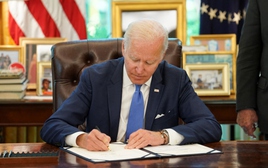 Chữ ký quyết định số phận của ông Biden trong cuộc bầu cử Tổng thống Mỹ 2024