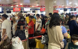 Sân bay Tân Sơn Nhất lúc này: Nhiều người đã vác vali về quê, đi du lịch dịp lễ 30/4