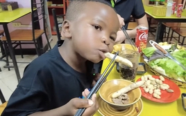"Thánh review" Lôi Con liên tục chiếm spotlight trên kênh của Quang Linh Vlogs, biểu cảm khi ăn món nào ở Việt Nam cũng khiến dân mạng bật cười