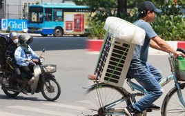 Ngày nghỉ lễ đầu tiên “đỏ rực” 45 độ C, Hà Nội như "lò bát quái" khiến người dân không dám ra đường