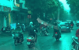 Hà Nội: Xe máy chở trẻ nhỏ phía trước bất ngờ rồ ga mất lái, lao ra giữa đường đông người gây tai nạn
