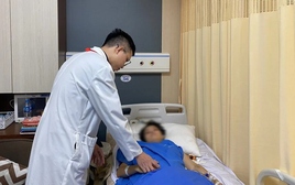 Bố nữ bác sĩ bị kính đổ vào người: Con tôi còn muốn ra nước ngoài học Tiến sĩ, giờ nằm thở cũng khó nhọc