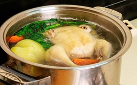 Người Việt nên bỏ ngay thói quen dùng nước luộc gà nấu canh rau cải, đây là lý do
