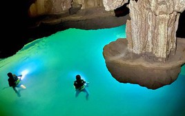 Phát hiện hồ nước bí ẩn ‘treo’ lơ lửng trong hang Thung