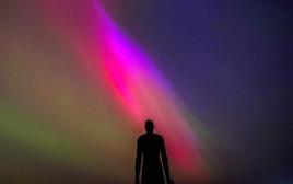 Bí ẩn từ vũ trụ: Chùm ảnh cực quang rực rỡ xuất hiện khắp nơi trên thế giới sau bão Mặt Trời mạnh nhất trong vòng 20 năm qua!