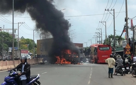 Container bốc cháy dữ dội sau va chạm với 2 xe khác khiến 1 người chết, nhiều người bị thương