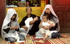 Mẹ già khóc cạn nước mắt bên mộ con trai duy nhất, trở thành trụ cột nuôi con dâu khờ và ba cháu nhỏ
