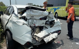Ảnh TNGT: Nissan Almera bị đâm biến dạng trên cao tốc