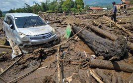 Chùm ảnh: Lũ lụt càn quét gây chết người, tạo cảnh tượng kinh hoàng tại Indonesia