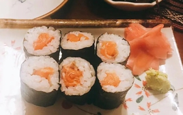Sushi, cơm cuộn vừa ngon vừa tiện nhưng ăn vào mùa hè càng cần chú ý 3 điều quan trọng để tránh ngộ độc