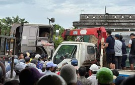 CLIP: Nghẹt thở cứu 2 tài xế mắc kẹt trong cabin sau tai nạn ở Quảng Nam