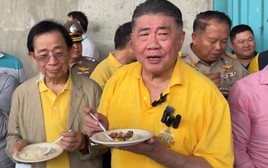 Thủ tướng Thái Lan ăn gạo để kho 10 năm để chứng minh an toàn