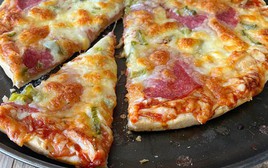 Độc lạ "trí tuệ" của AI Google Search: Khuyên người dùng đổ keo lên pizza trước khi ăn